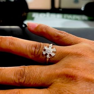 925 SS ring with snow flake white zirconias size 7